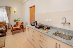 una cucina con un lavello e un piano di lavoro di Pema Boutique Hotel a Kathmandu