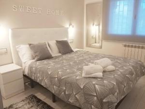 ein Schlafzimmer mit einem Bett mit zwei Handtüchern darauf in der Unterkunft Family Deluxe Apartment Beach in Castelldefels