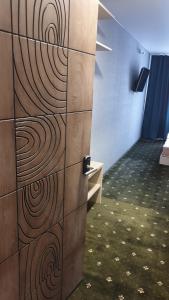una puerta de madera con un patrón de espiral en una habitación en River Park hotel en Kovelʼ