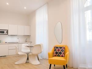 eine Küche mit einem Tisch und einem gelben Stuhl in der Unterkunft Leoncino Suite in Verona