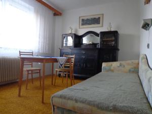 ein Wohnzimmer mit einem Tisch und einem Sofa in der Unterkunft Vila Daniel in Liptovský Mikuláš