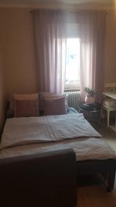 1 cama grande en un dormitorio con ventana en Villa Rosa Bad Camberg, en Bad Camberg