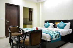 Postel nebo postele na pokoji v ubytování Hotel Kundan Palace