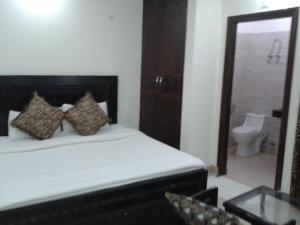 Postel nebo postele na pokoji v ubytování Hotel Kundan Palace