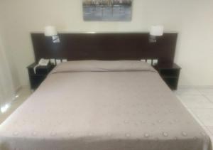 Un pat sau paturi într-o cameră la Hotel Nontue Abasto Buenos Aires