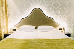 Postel nebo postele na pokoji v ubytování Hotel Bristol
