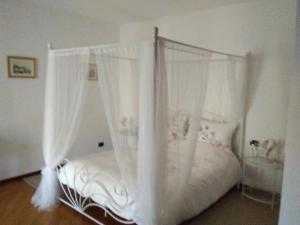 A bed or beds in a room at Villa Azalea
