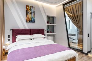Giường trong phòng chung tại Luteranskaya apartments