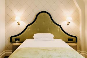 Postel nebo postele na pokoji v ubytování Hotel Bristol