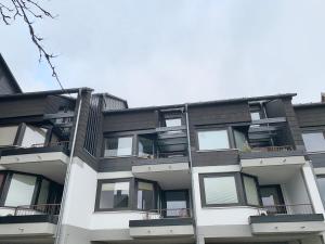 an apartment building with black and white windows at Ferienwohnung Mountainlook in Hohegeiß
