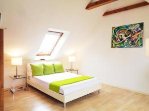 una camera da letto con un letto e un dipinto sul muro di Hotel Apartment Puell a Eimersleben
