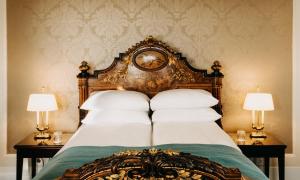 Postel nebo postele na pokoji v ubytování Hotel Bristol