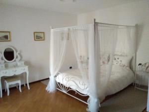 A bed or beds in a room at Villa Azalea