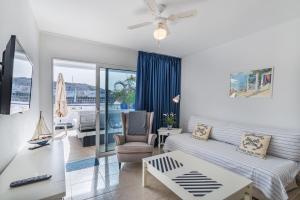 - un salon avec un canapé et une table dans l'établissement Calypso Oasis Apartments, à Puerto Rico
