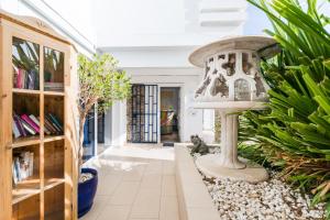 un soggiorno con gabbia per uccelli al centro di Calypso Oasis Apartments a Puerto Rico de Gran Canaria