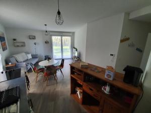 a living room with a kitchen and a table and a living room at L'accalmie Audenge in Audenge