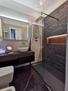 un bagno con lavandino e doccia in vetro di Vomero Guest House a Napoli Altre 37 foto