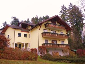 ein großes Haus mit Balkon seitlich in der Unterkunft Ferienwohnung Waldoase am Fuchsenstein in Spiegelau