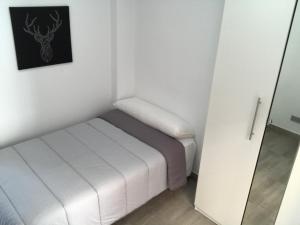 ein kleines Zimmer mit einem Bett und einem Spiegel in der Unterkunft EXCLUSIVO TAPAS EL TUBO CHECKIN 24H Centro 1 in Saragossa