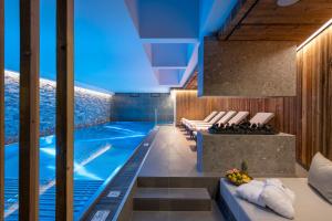 Bazén v ubytování Brunnenhof Luxury Apartments nebo v jeho okolí