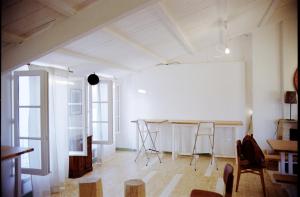 a room with chairs and a table in it at Logement Design à Loix-en-Ré - 2 étoiles - Centre Village in Loix