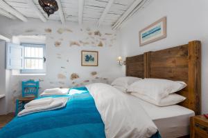 - une chambre avec un lit blanc et bleu dans l'établissement Casa Higueras, à Moclín