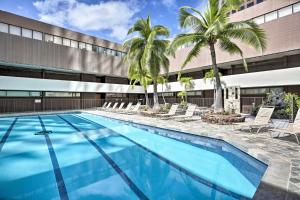 Bazén v ubytovaní Downtown Honolulu Suite Near Ala Moana Beach! alebo v jeho blízkosti