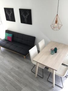 - un salon avec un canapé noir et une table dans l'établissement MODERNO NUEVO Luminoso WI-FI PLAZA DEL PILAR 2, à Saragosse