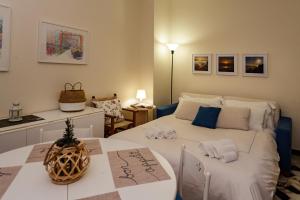 a bedroom with a bed and a table with a table sidx sidx sidx at Casa Amica in Rapallo