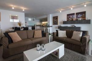 Sala de estar con 2 sofás y mesa de centro en Oden 11, en Altea
