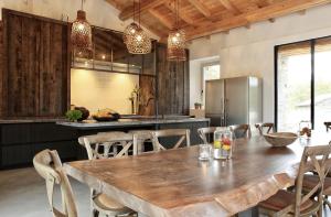 una cocina con una gran mesa de madera y sillas en Sala di Tresana, en Tresana