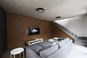 uma sala de estar com um sofá e uma televisão em CONTEMPORARY HOUSE PADNA em Secovlje