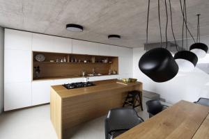 uma cozinha com um balcão de madeira e uma mesa em CONTEMPORARY HOUSE PADNA em Secovlje