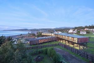 una vista aérea de un edificio con vistas al océano en Hotel Punta Sirena, en Curanipe