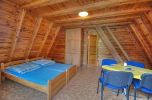 Ένα ή περισσότερα κρεβάτια σε δωμάτιο στο Pod Starym Groniem
