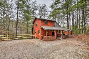Gallery image of Modern Cabin with Deck in the Blue Ridge Mountains! in Blairsville