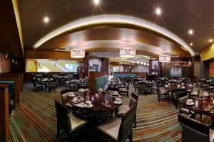 劳顿Apache Casino Hotel的餐厅里有桌椅的餐厅