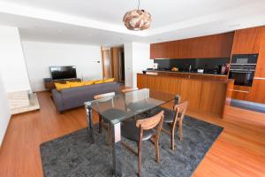 Η κουζίνα ή μικρή κουζίνα στο Braga Luxury Residence 3854