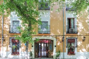 un edificio con una puerta delante en Hostal Castilla, en Aranjuez