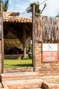 un cartello che dice casa be marra davanti a un edificio di Casa de Maria na Praia de Atins ad Atins