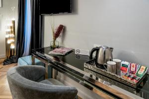 Příslušenství pro přípravu čaje a kávy v ubytování ARTALE 07 Design Rooms