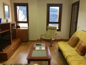 uma sala de estar com um sofá e uma mesa de centro em C17 - Edif Aigualluts - Villmor em Cerler