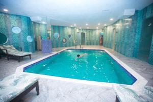 Bazén v ubytování Parkway Inn Hotel & Spa nebo v jeho okolí