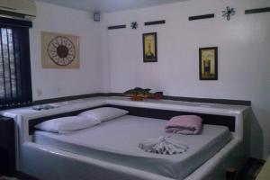 a bath tub with a bed in a room at OYO TBS Hotel in Manacapuru