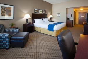 Postel nebo postele na pokoji v ubytování Holiday Inn Express Hotel & Suites Mankato East by IHG