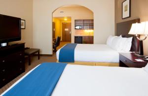 Postel nebo postele na pokoji v ubytování Holiday Inn Express Hotel & Suites Mankato East by IHG