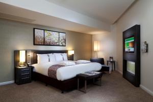 Un pat sau paturi într-o cameră la Holiday Inn London - Whitechapel by IHG +50 fotografii