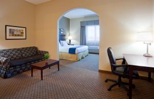 Postel nebo postele na pokoji v ubytování Holiday Inn Express Hotel & Suites Mankato East by IHG