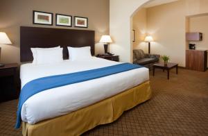 Postel nebo postele na pokoji v ubytování Holiday Inn Express Hotel & Suites Mankato East by IHG