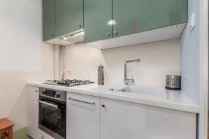 Kuchyňa alebo kuchynka v ubytovaní Apartments City Center Warsaw by Noclegi Renters